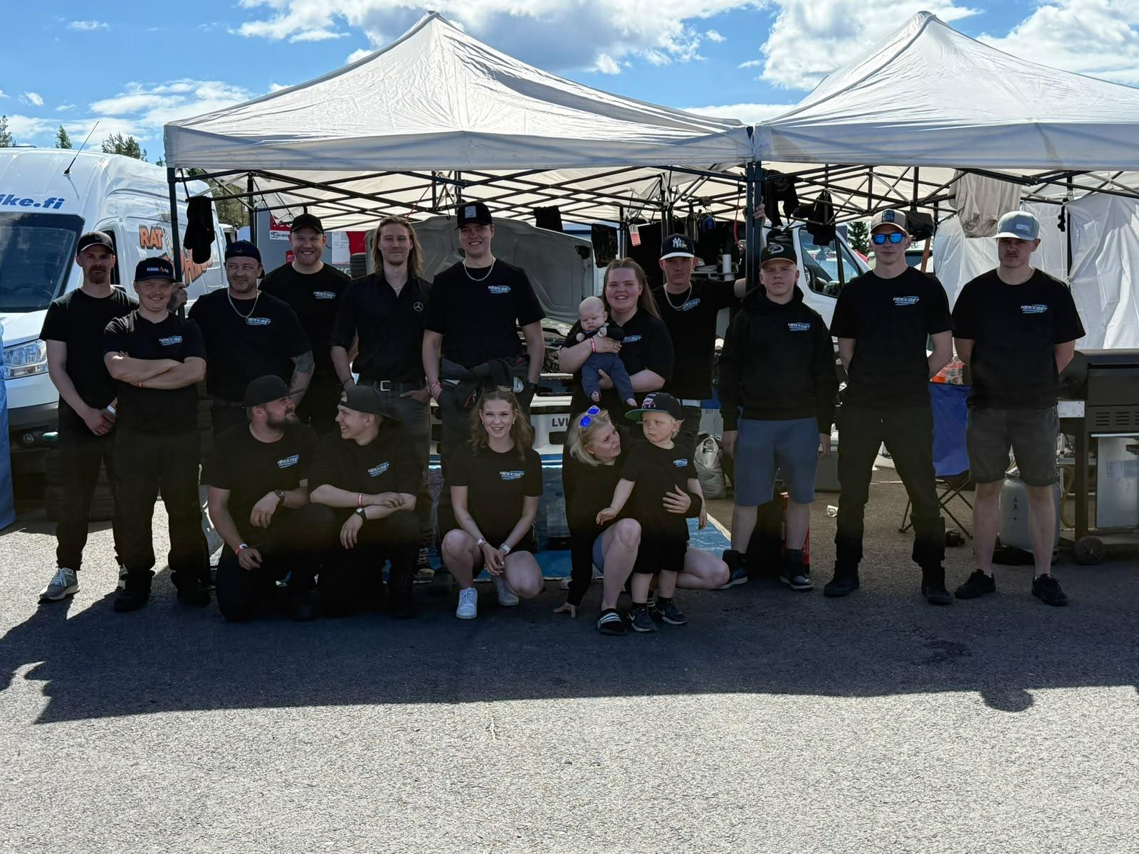 Heikkiset Motorsport Team tiimi varikolla